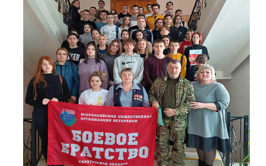 В преддверии Дня защитника Отечества в Пугачевском гидромелиоративном техникуме прошёл патриотический час "Вершина мужества"..