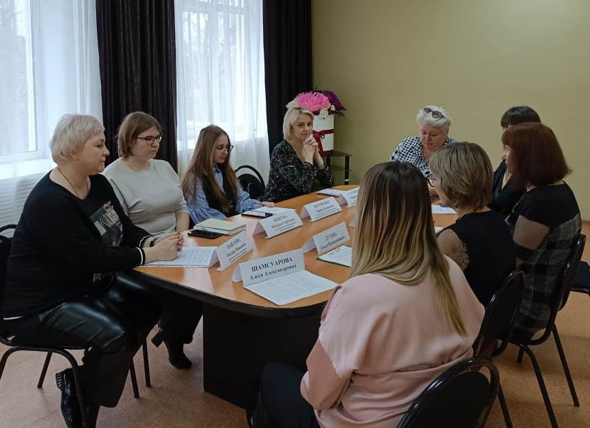 Вопросы профилактики суицидального поведения среди детей обсудили за круглым столом в центре соцобслуживания Пугачевского района.