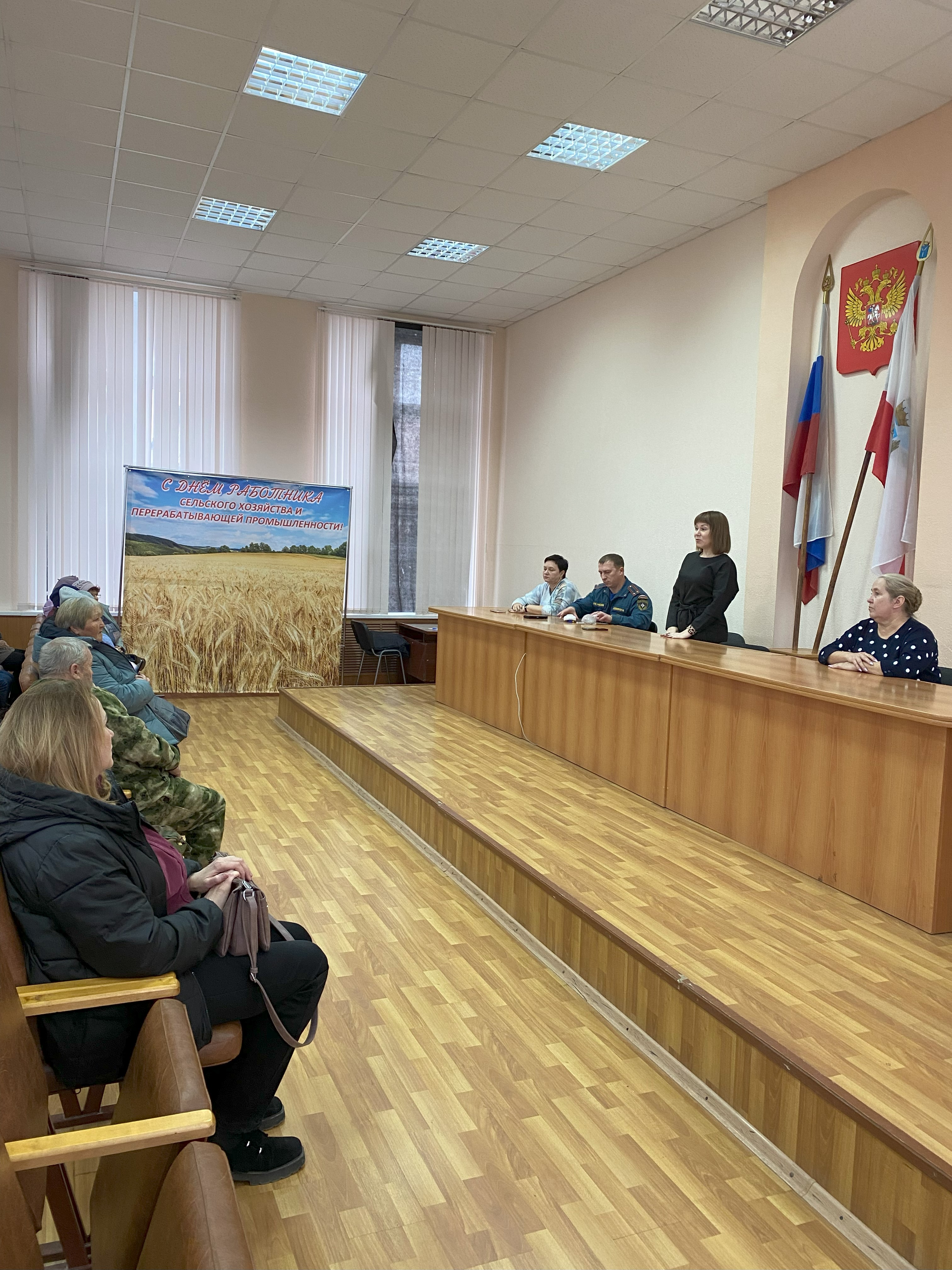 18 ноября  2024  года в здании администрации Пугачевского муниципального района состоялось собрание опекунов (попечителей), приемных родителей по теме: «Защита прав и интересов несовершеннолетних, воспитывающихся в замещающих семьях».