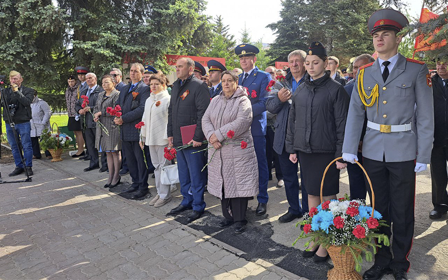 В честь 78-й годовщины Победы в Пугачеве состоялось возложение цветов к памятнику Воину-освободителю..
