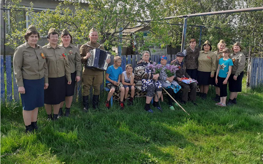 Поздравление на дому ветеранов Великой Отечественной войны, тружеников тыла и вдов ветеранов..