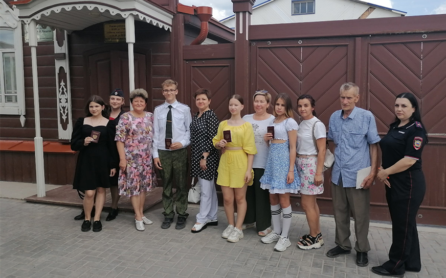 Торжественное вручение паспортов.