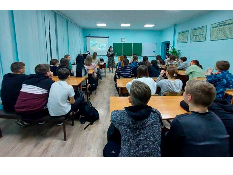 В День воинской славы России специалисты КЦСОН Пугачевского района провели патриотическую акцию.