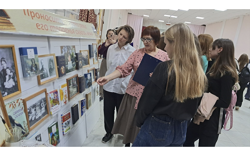 Центральная библиотека представила книжно-иллюстративную выставку «Проносит времени река его творенья сквозь века».