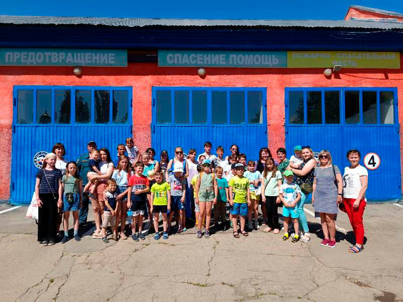 Дети, состоящие на обслуживании в КЦСОН Пугачевского района, побывали на экскурсии в пожарной части.