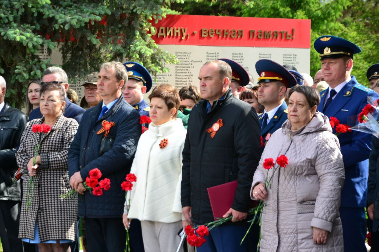 В честь 78-й годовщины Победы в Пугачеве состоялось возложение цветов к памятнику Воину-освободителю..