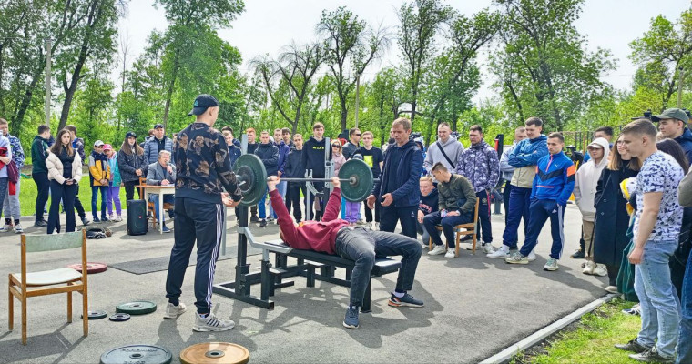 В честь 78-й годовщины Победы в Пугачеве состоялось возложение цветов к памятнику Воину-освободителю..
