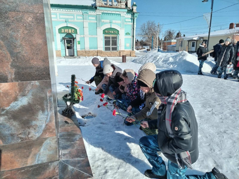 Возложение цветов к памятнику В.И. Чапаева.