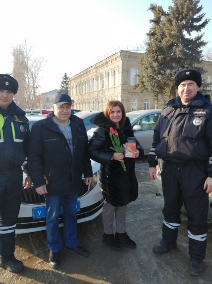 Поздравление сотрудниками отдела Госавтоинспекции МО МВД РФ «Пугачевский» женщин-водителей  с 8 Марта..