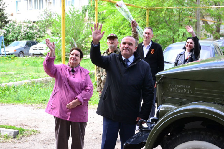 Глава Пугачевского муниципального района Алексей Янин в преддверии 79-й годовщины Победы традиционно с творческими "фронтовыми бригадами" выезжал на встречу с ветеранами..