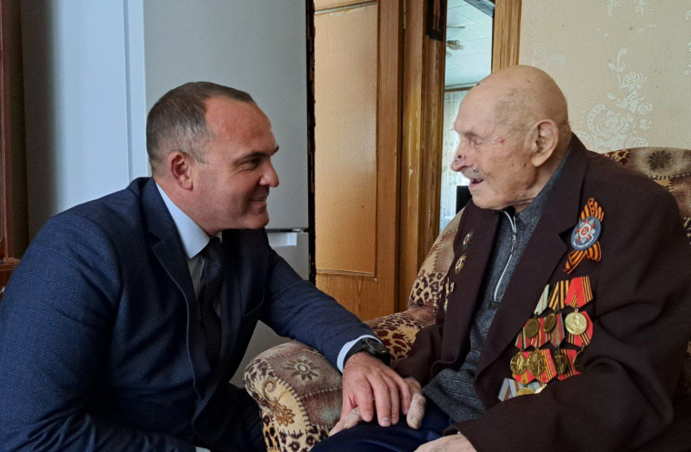 Глава Пугачевского муниципального района Алексей Янин в преддверии 79-й годовщины Победы традиционно с творческими "фронтовыми бригадами" выезжал на встречу с ветеранами..