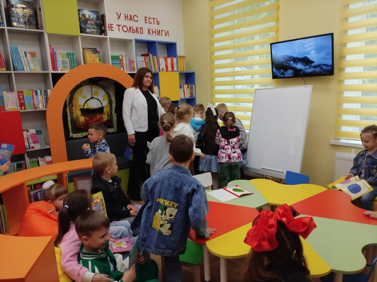 18 мая дети старшей группы МДОУ "Детский сад №16 г. Пугачева" посетили Центральную детскую библиотеку имени А.Н. Толстого..