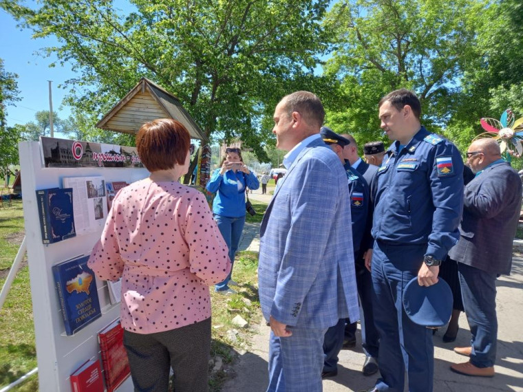 Пугачевская районная межпоселенческая библиотека приняла участие в праздновании Дня города, посвященное 260-летию со дня его основания. В парке культуры и отдыха имени В.А. Важина была представлена интерактивная площадка «Город любимый, город родной»..