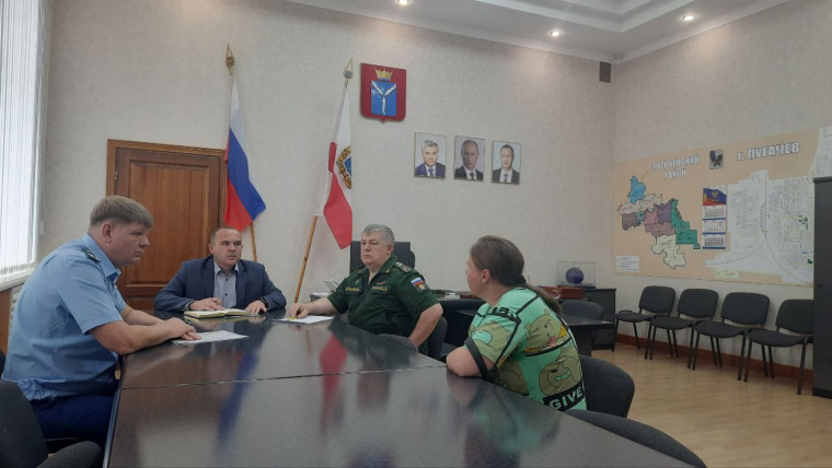 Сегодня глава Пугачевского муниципального района Алексей Янин провел личный прием участников СВО и членов их семей..