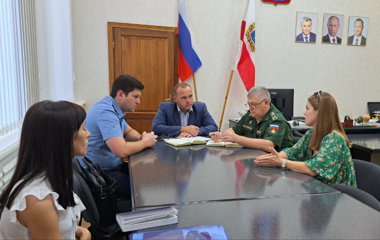 Сегодня глава Пугачевского муниципального района Алексей Янин провел личный прием участников СВО и членов их семей..