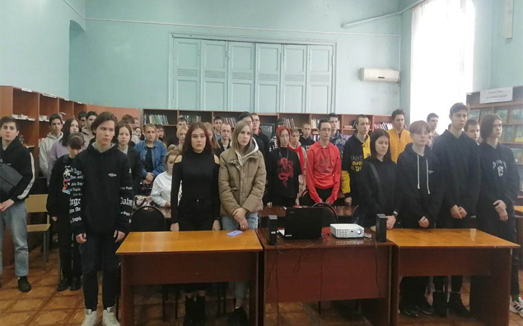 В преддверии Дня защитника Отечества в Пугачевском гидромелиоративном техникуме прошёл патриотический час "Вершина мужества"..