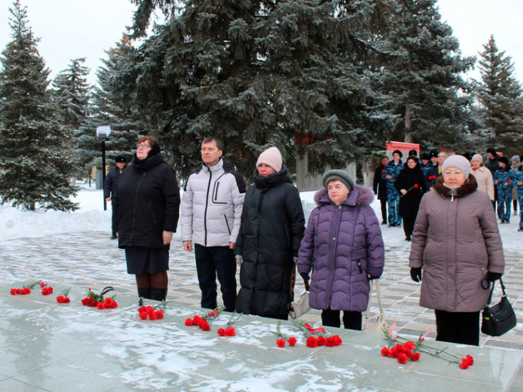 Торжественная церемония возложения цветов.